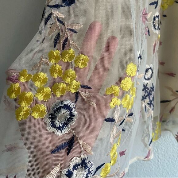 Donna Morgan V-Neck Sleeveless Blouson Back
Embroidered Mesh Dress Sz 4 yellow - Picture 10 of 13